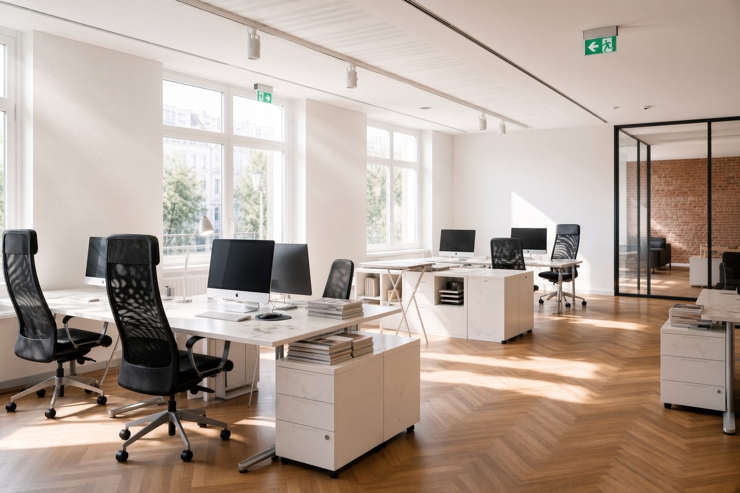 Open space lumineux au parquet, postes de travail equipes, propres et ranges